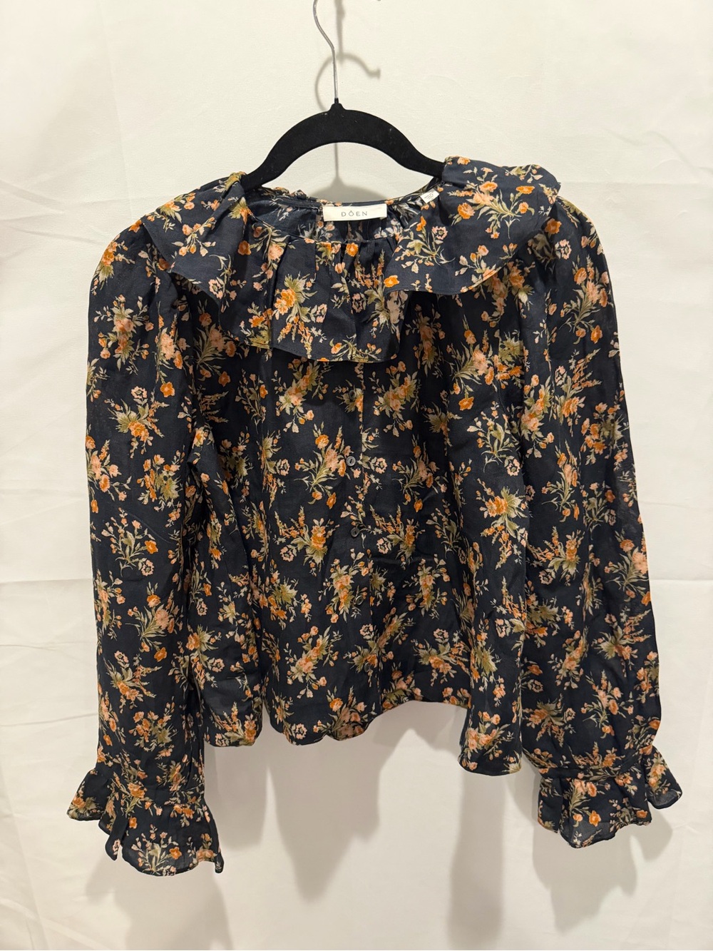 Doen hardy floral cotton Blouse with a ruffled collar and long ruffled sleeves.